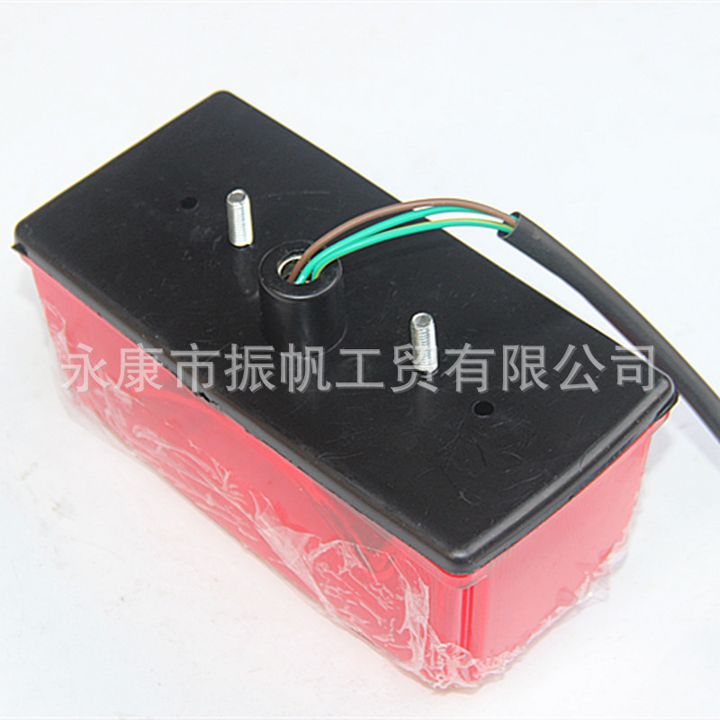 Accesorios de motocicleta de cuatro ruedas ATV150 - 2500CC gran toro antichoque coche de playa luz trasera luz de freno cuadrada