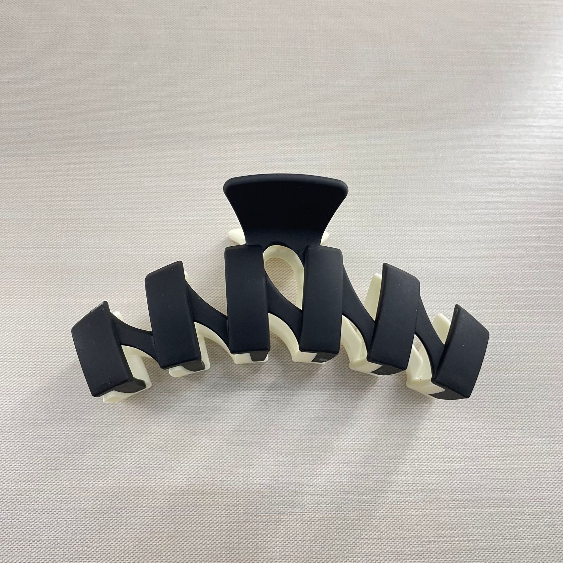 Oufeile superficie de dos colores AB textura esmerilada agarre cuchara trasera femenina alta Cola de Caballo tiburón clip accesorios para el cabello horquilla al por mayor