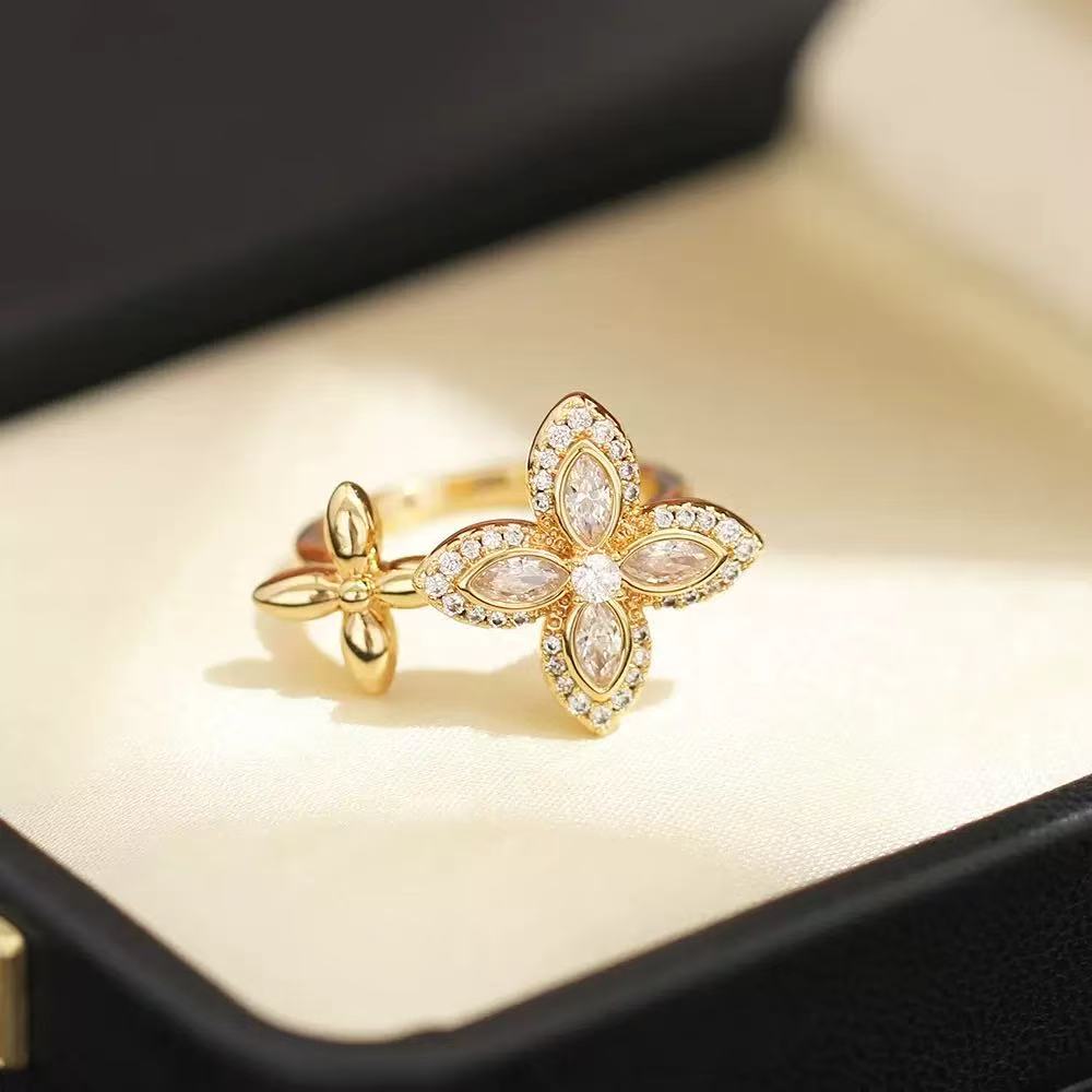 Anel de flor clássico com pedras, elegante design de rosa_voghion.com