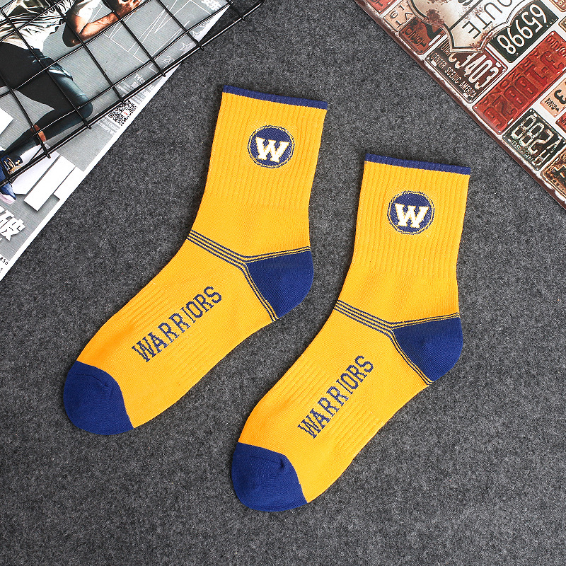 Calcetines de algodón para hombres a media pierna calcetines de baloncesto de la NBA de moda europea y americana logotipo del equipo estilo universitario estudiante calcetines deportivos hombres