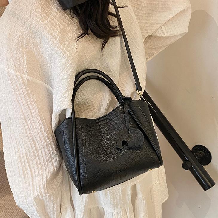 Tendencia transfronteriza de moda canasta de platos de mano 2025 nuevo nicho de alta sensación bolso de hombro bolso de cubo universal para mujeres