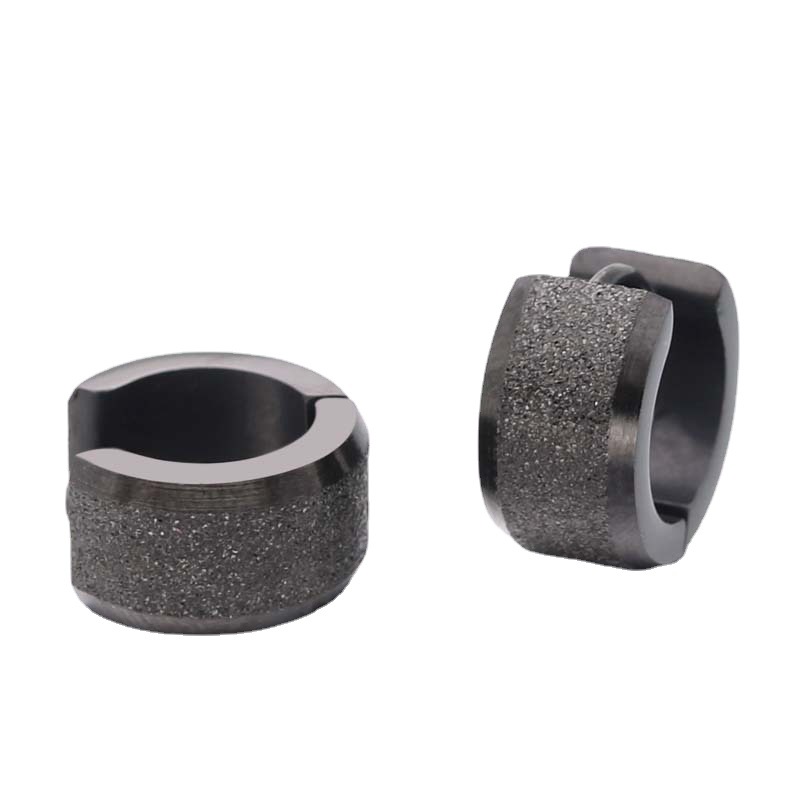 Herrörhängen i matt titanstål breda ear cuffs glansiga runda_voghion.com