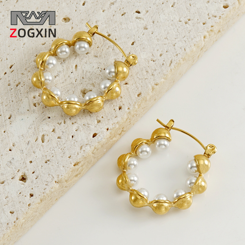 Moda europea y americana transfronteriza 18K pendientes de acero inoxidable de oro pendientes de perlas redondas pendientes de acero de titanio pendientes en stock al por mayor