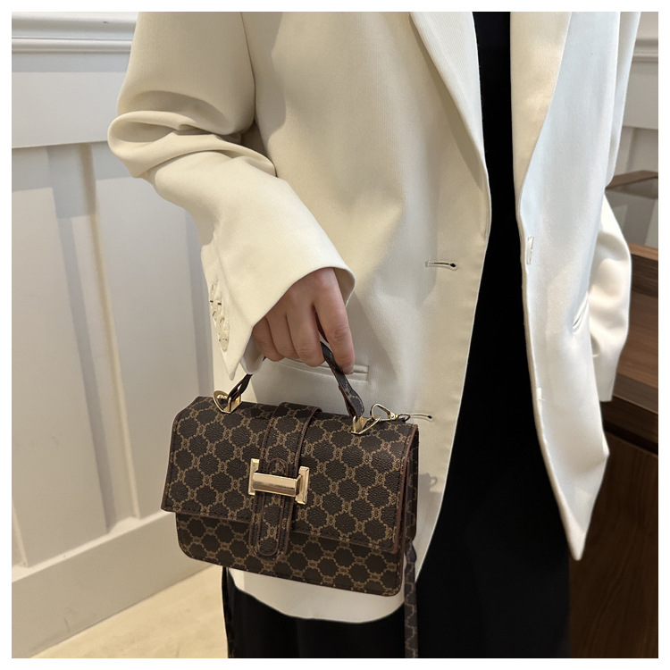 The 2024 new women's bag features a high-end texture, a niche and fashionable style, a retro and versatile small square bag, and a hand-held shoulder crossbody bag undefined