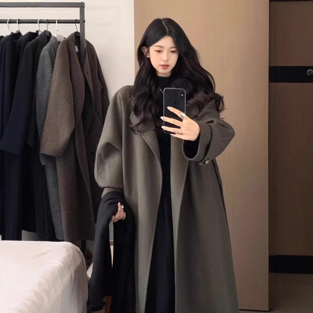 女性のための黒のウールコート2025秋冬の新しいスタイルの雰囲気のウールコート、ハイエンドの小さなミドル丈スタイル