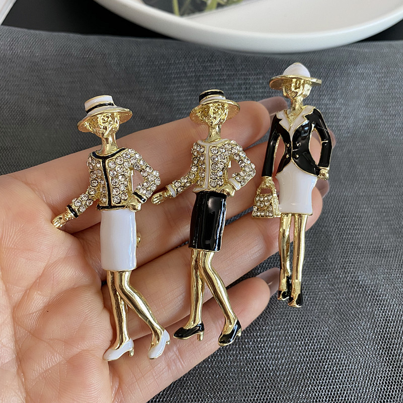 2022韓国の新型の精巧なダイヤモンドの名媛の美人のピンの漫画の人物の胸の花の高級な服は復古のブローチを飾ります。