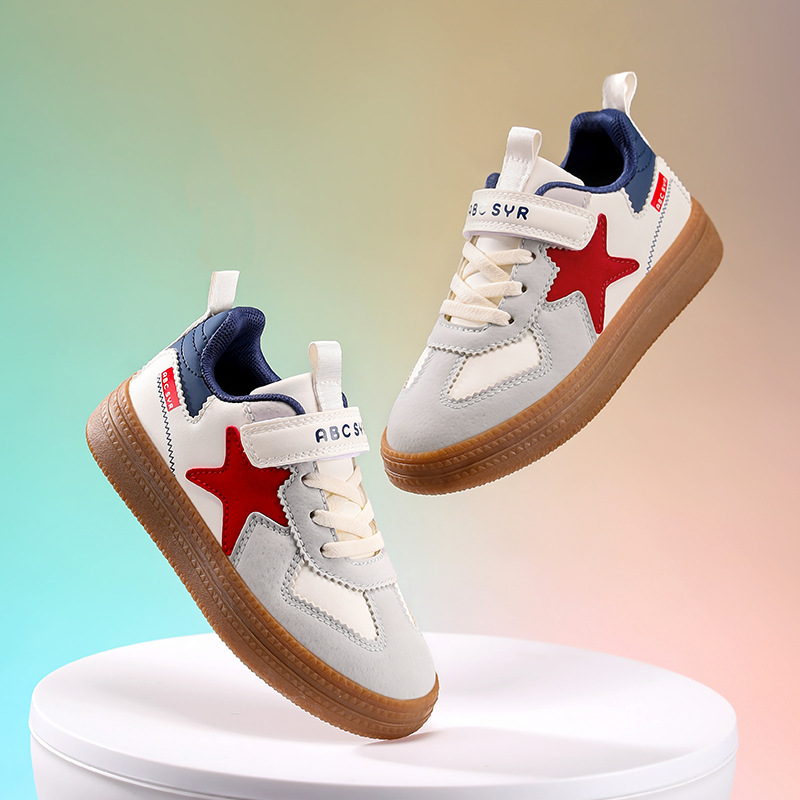 Zapatos para niños primavera y otoño 2025, nuevos zapatos de cuero impermeables y antideslizantes para niños, zapatos de entrenamiento de la ley, zapatos de skate ligeros, zapatos deportivos versátiles