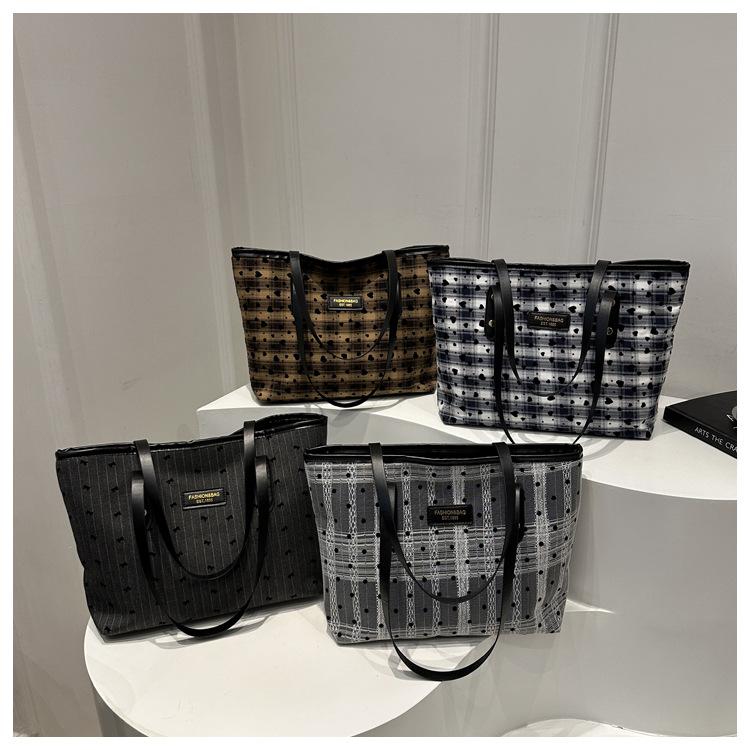 Fashionable large-capacity tote bag for women, new autumn 2024 collection, casual retro single-shoulder bag, commuter handbag, cross-border bag undefined