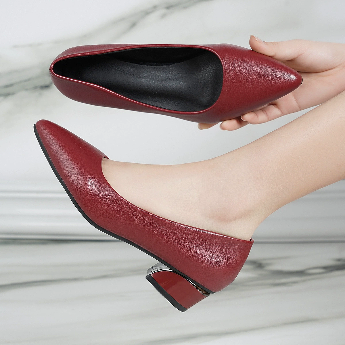 Женские туфли на плоской подошве на толстом каблуке. Лето 2025, новый стиль, маленькие кожаные туфли на низком каблуке с острым носком для мам, весенне-осенние удобные женские туфли из мягкой кожи.