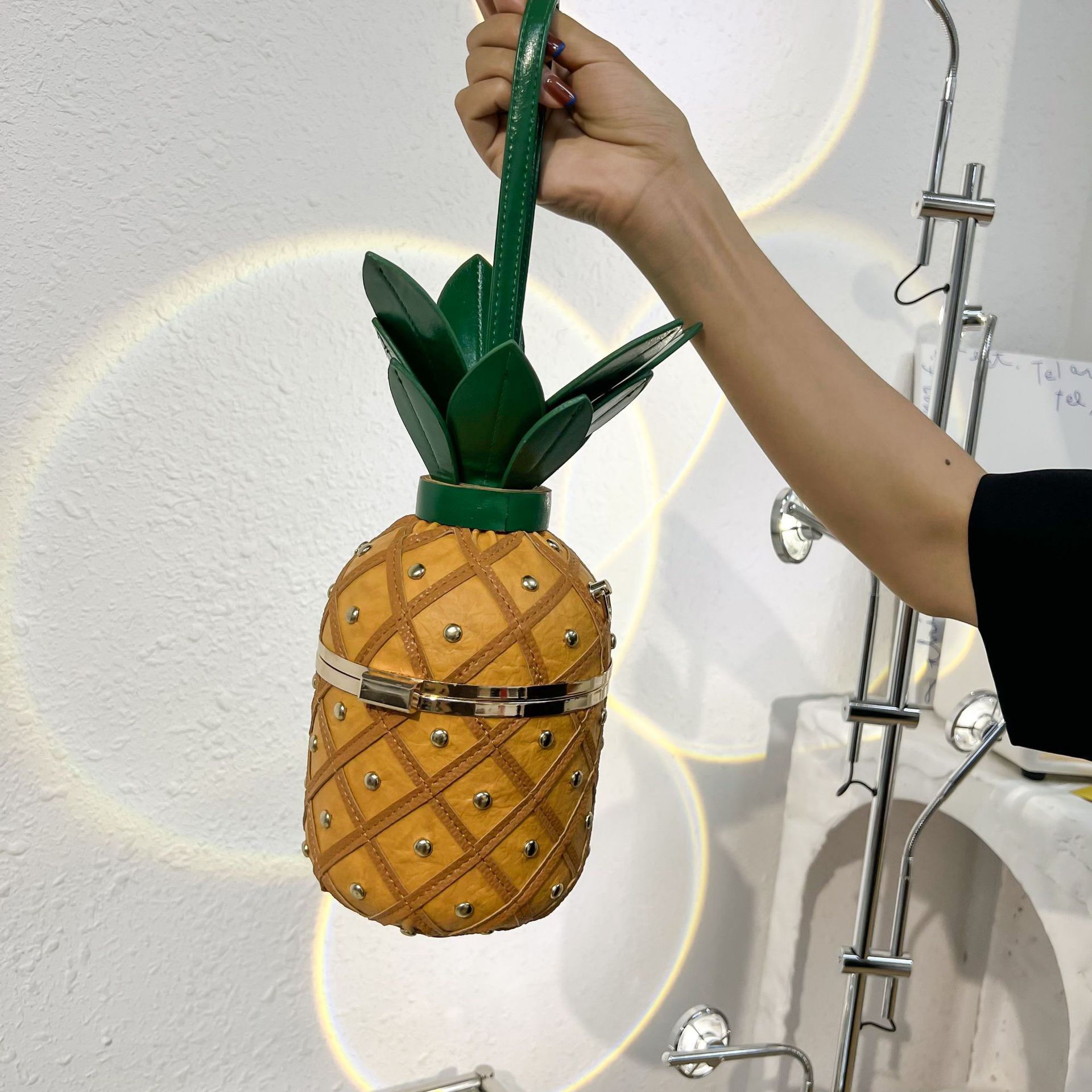 Borsa a tracolla a forma di ananas personalizzata con borchie_voghion.com