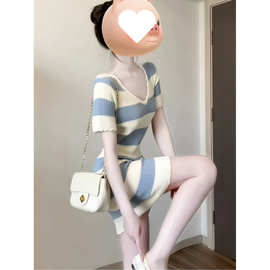 法式v领蓝色条纹连衣裙子女夏季2026新款巨好看漂亮收腰包臀短裙