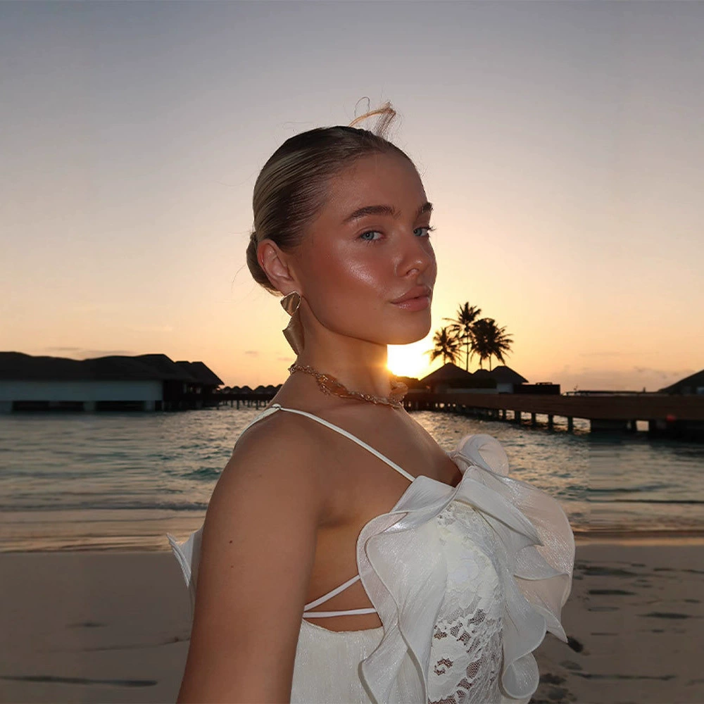 Летнее кружевное платье с разрезом, бретелями, V-образным вырезом, открытой спиной, волнистыми оборками и рюшами, европейско-американский стиль, 2025 год.