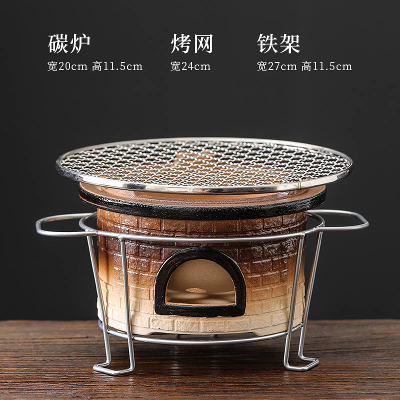 Estufa de carbón de tamaño mediano con parrilla y plancha.