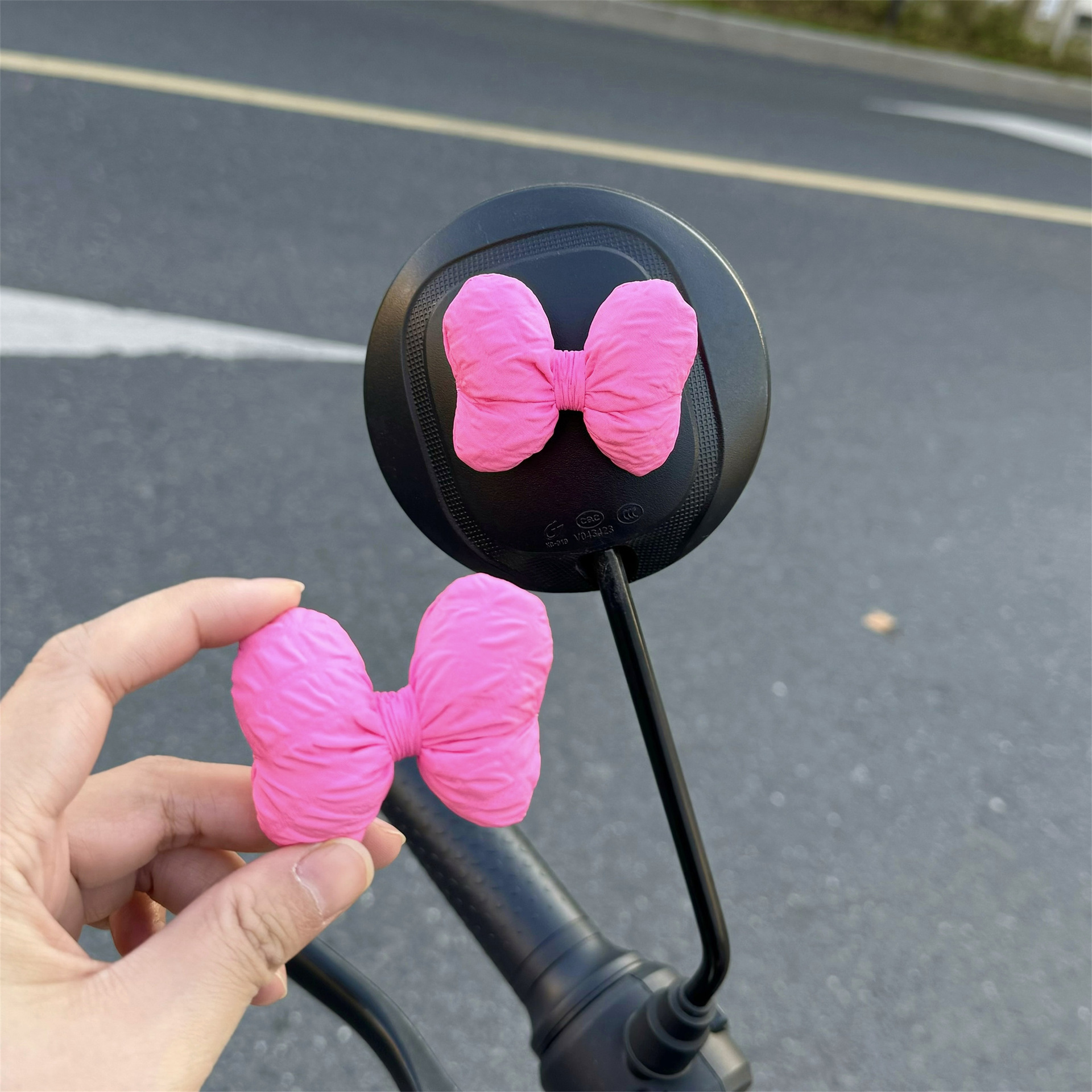 Decoraciones de espejo retrovisor con lazo, batería, accesorios de decoración de vehículos eléctricos, accesorios lindos para motocicletas y motocicletas 2024