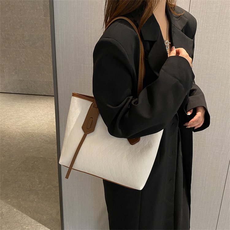 Bolsa de gran capacidad para viajar a principios de otoño para mujeres 2022 nueva moda retro bolso de hombro textura de diamante bolso de mano