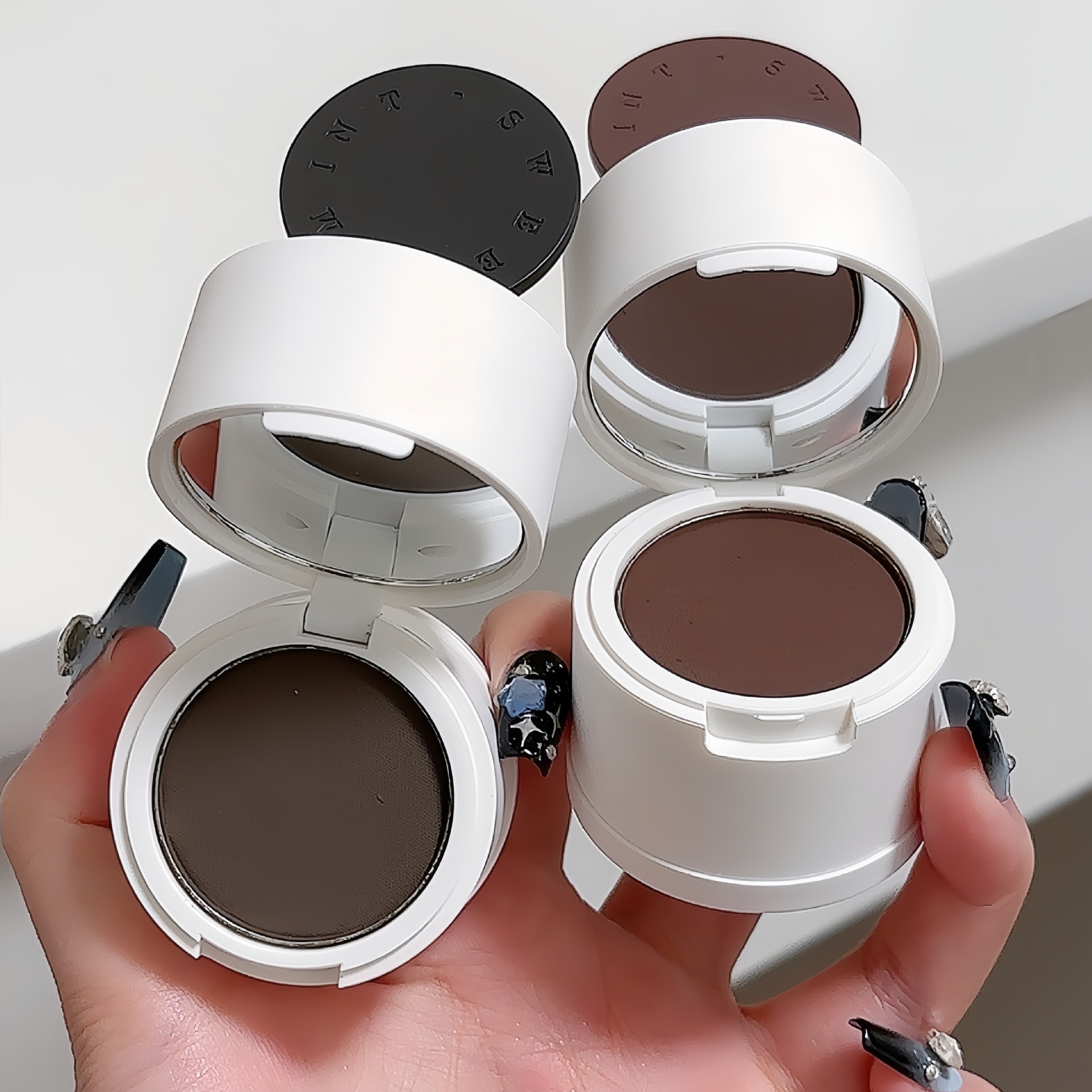 SWEET MINT's new hairline powder is waterproof, sweat-proof, and can cover hair seams. It's a natural hair filling and shadow contouring tool undefined