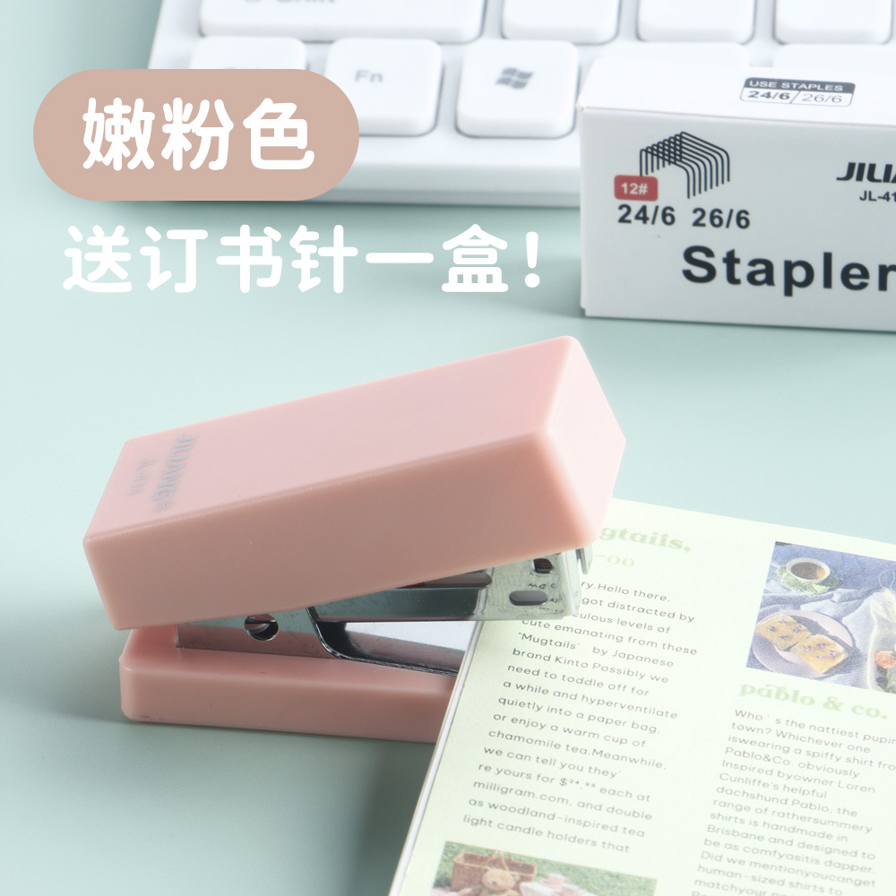 Mini grapadora portátil conjunto de bolsillo pequeño estudiante papel de prueba encuadernador simple grapadora papelería al por mayor
