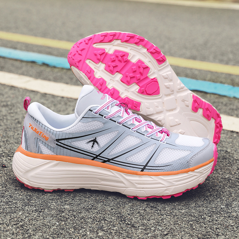 Primavera nuevo tipo de zapatos deportivos de tejido de vuelo para hombres, zapatos de correr transpirables casuales con suela gruesa
