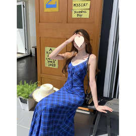 法式复古格子吊带连衣裙2025夏季新款时尚辣妹风设计感修身长裙女