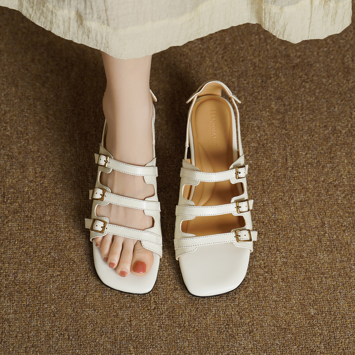 Sandal nữ hở mũi đầu vuông cổ điển quai ngang khóa cài gót thấp — màu be