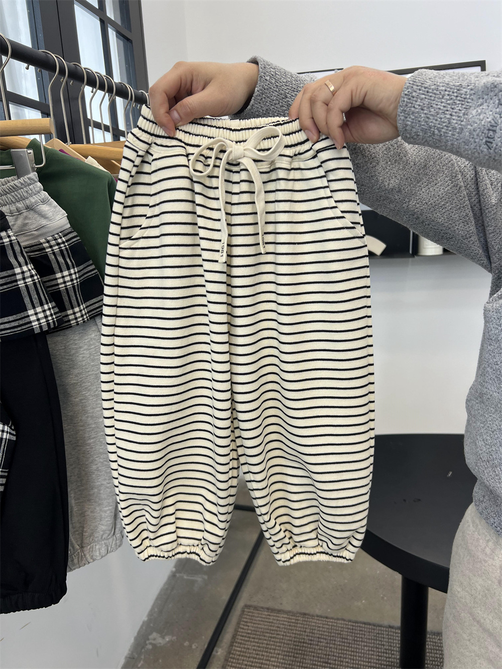 Primavera alla moda per ragazzi e ragazze sanitari 2024 per bambini versatili americani pigri leggings pantaloni sportivi a righe_voghion.com