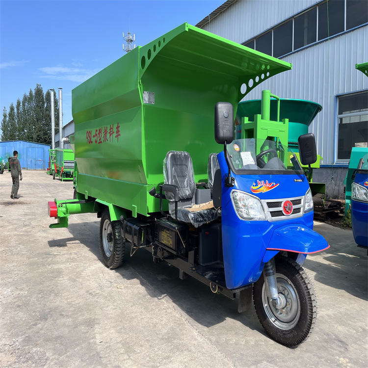 Vehículo diesel de mezcla y lanzamiento de vacas y ovejas, camión de distribución de césped para la agricultura, camión de distribución diesel de tres ruedas