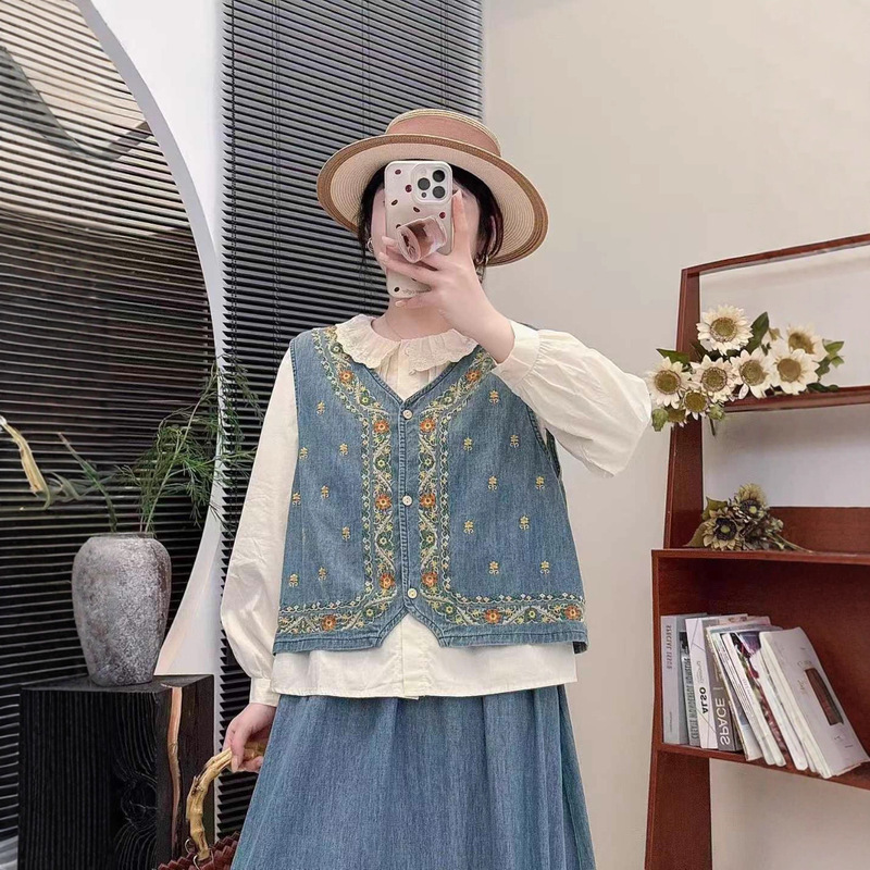 2025 New Autum Style Simple Embroidered Hook Pattern Denim Vest Suit Loose Round Neck Cardigan Sleeveless Shirt for Women