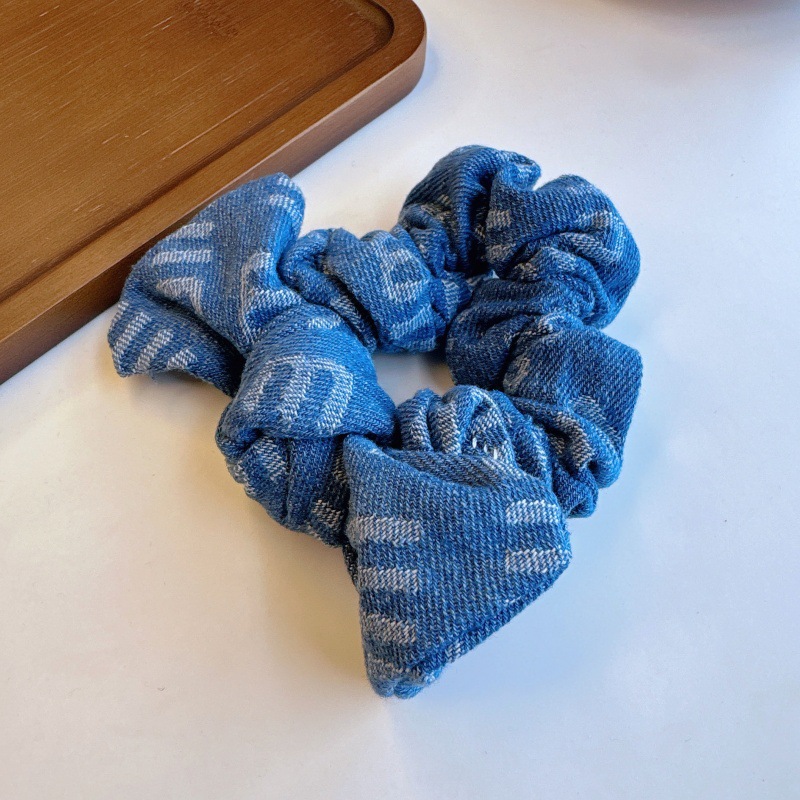 アルファベットの蝶結びのカチューシャは顔の小さいカチューシャを見せます。