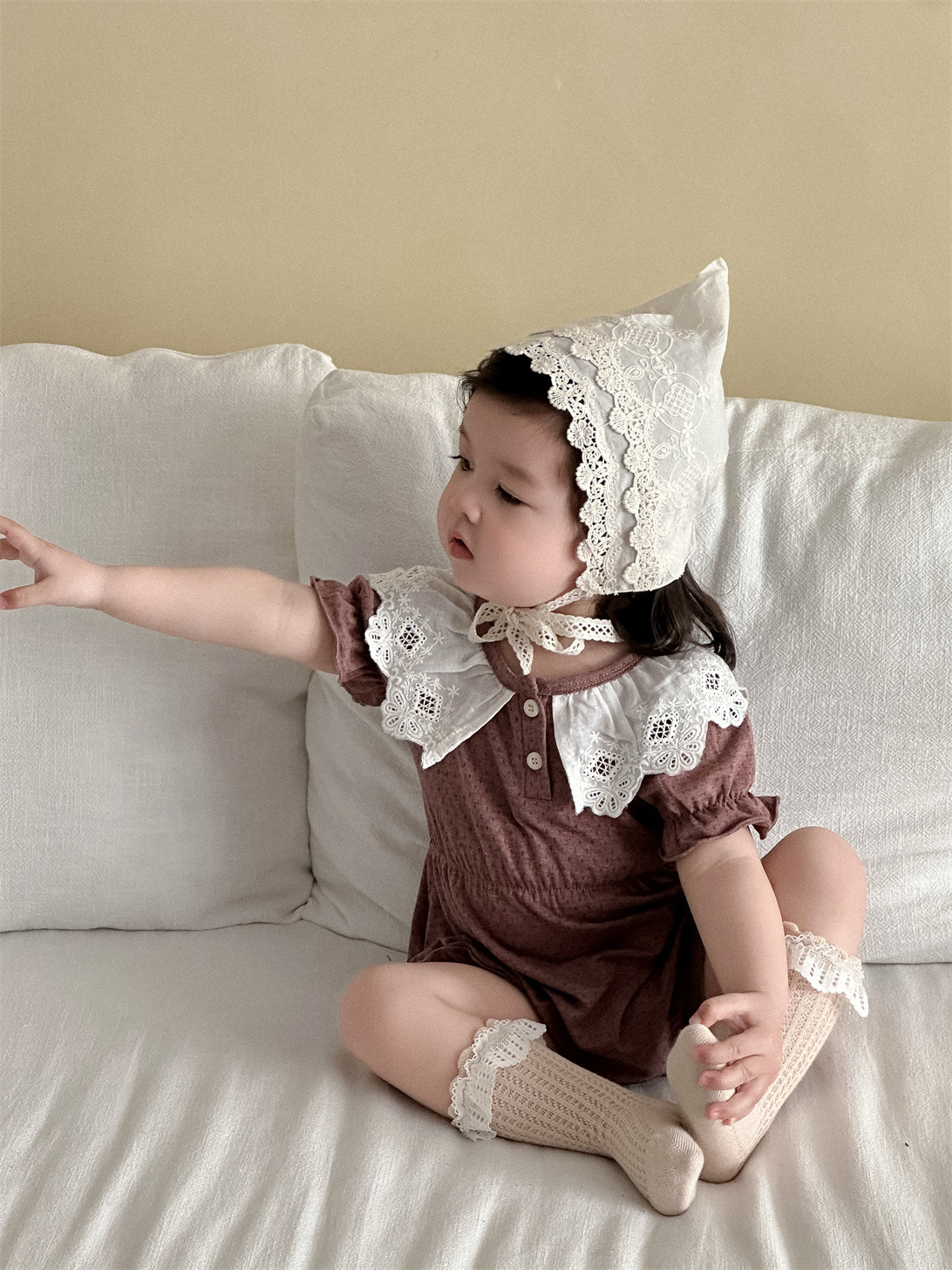 Bebé de manga corta triángulo trepando verano delgado 2025 ropa de verano para bebés ropa para niños coreanos cuello de encaje de bebé con hebilla abierta image 4