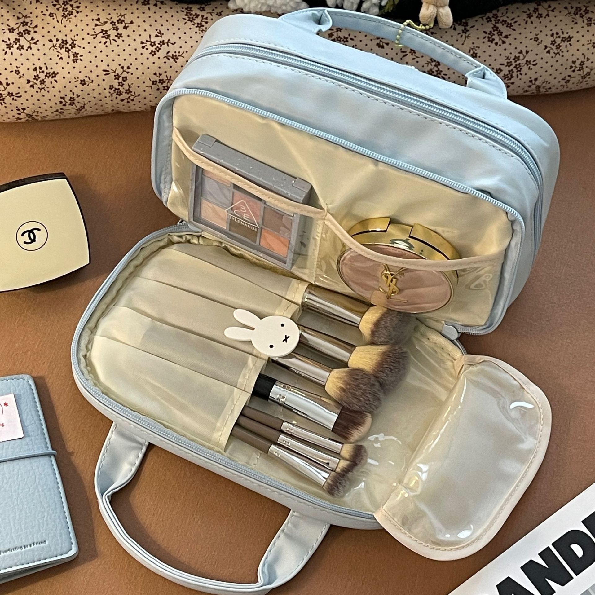 Bolsa de maquillaje de gran capacidad portátil femenina bolsa de almacenamiento de salida 2025 nuevo cosmético cepillo de maquillaje partición bolsa de lavado