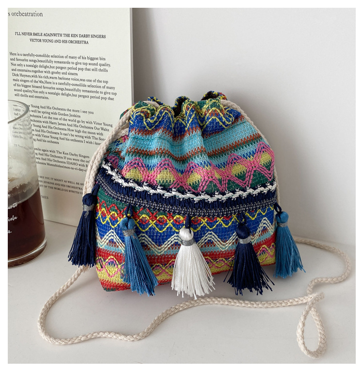 The 2022 new trendy and fashionable fringed bucket bag, a single-shoulder personalized crossbody bag with ethnic style undefined