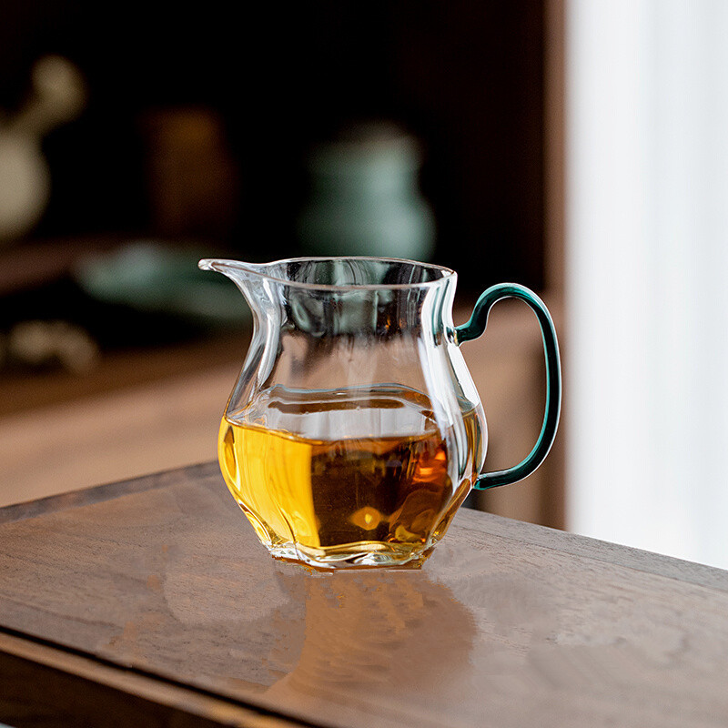 Japanese-style plum blossom glass fairness pitcher with handle, heat-resistant and high-temperature safe&mdash;thickened, oversized serving cup with tea divider and strainer.