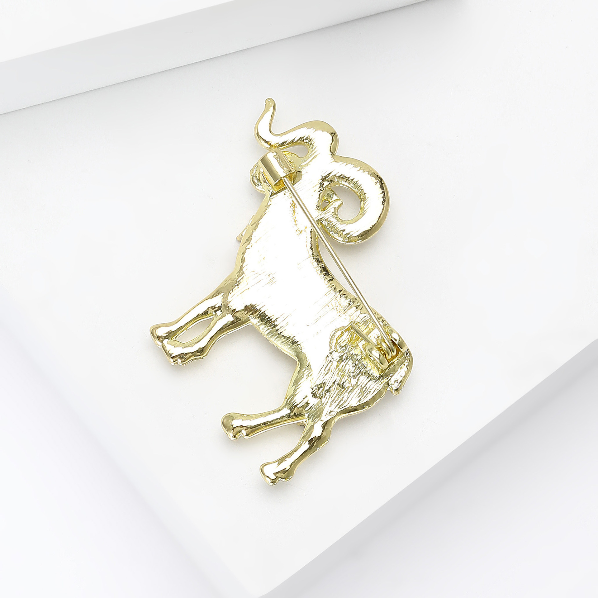 新しいクロスボーダー韓国版クリエイティブ星座牡羊座ブローチファッショナブルでシンプルで多用途な衣類アクセサリーピン