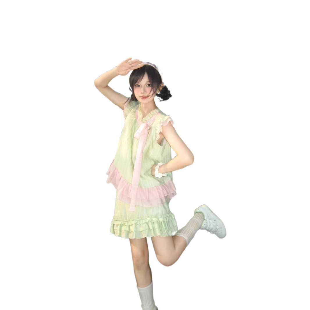 2つのセットは甘くて清純で、小柄な蝶結びのハスの葉の縁の上着の女性の緑の木の耳元の半身のスカートです。