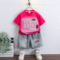 子供の韓国版の半袖のtシャツの男の子の夏のスーツの2025の新型のデニムの5分のズボンの赤ちゃんの夏服の2つのセットの3