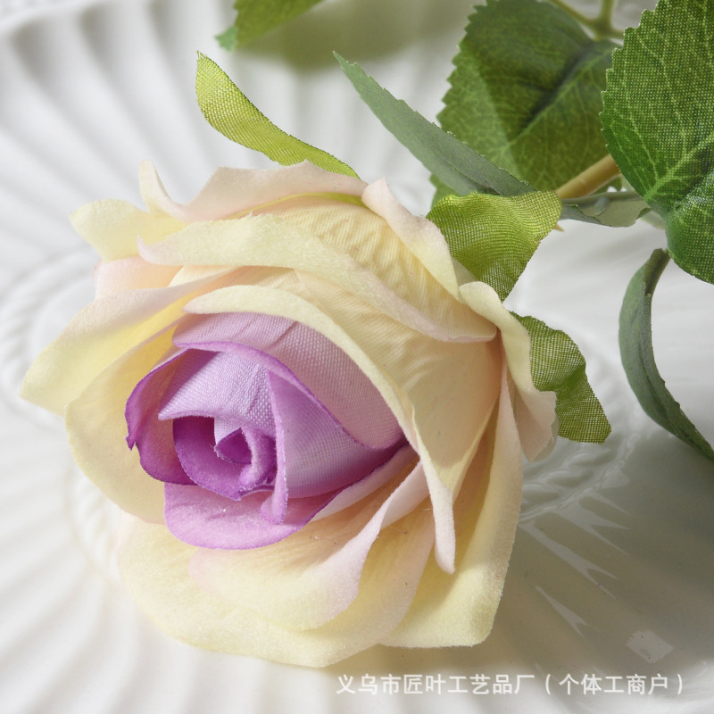 작은 벨벳 보라색 하트