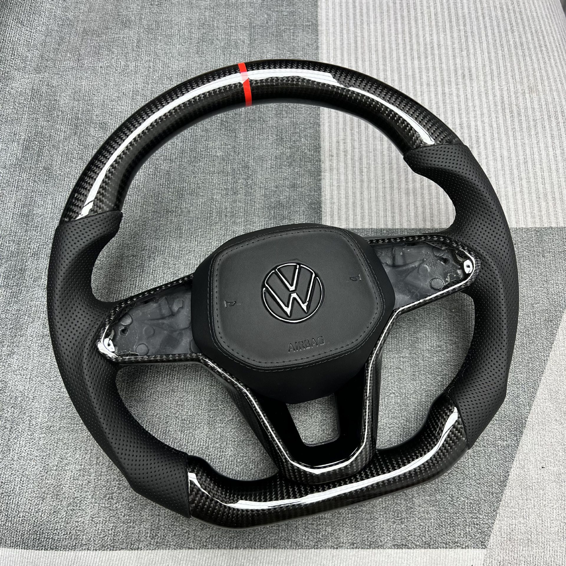 Factory customized carbon fiber steering wheel processing is suitable for Volkswagen Magotan/Sapat/Tuyue/Weilan/Polo