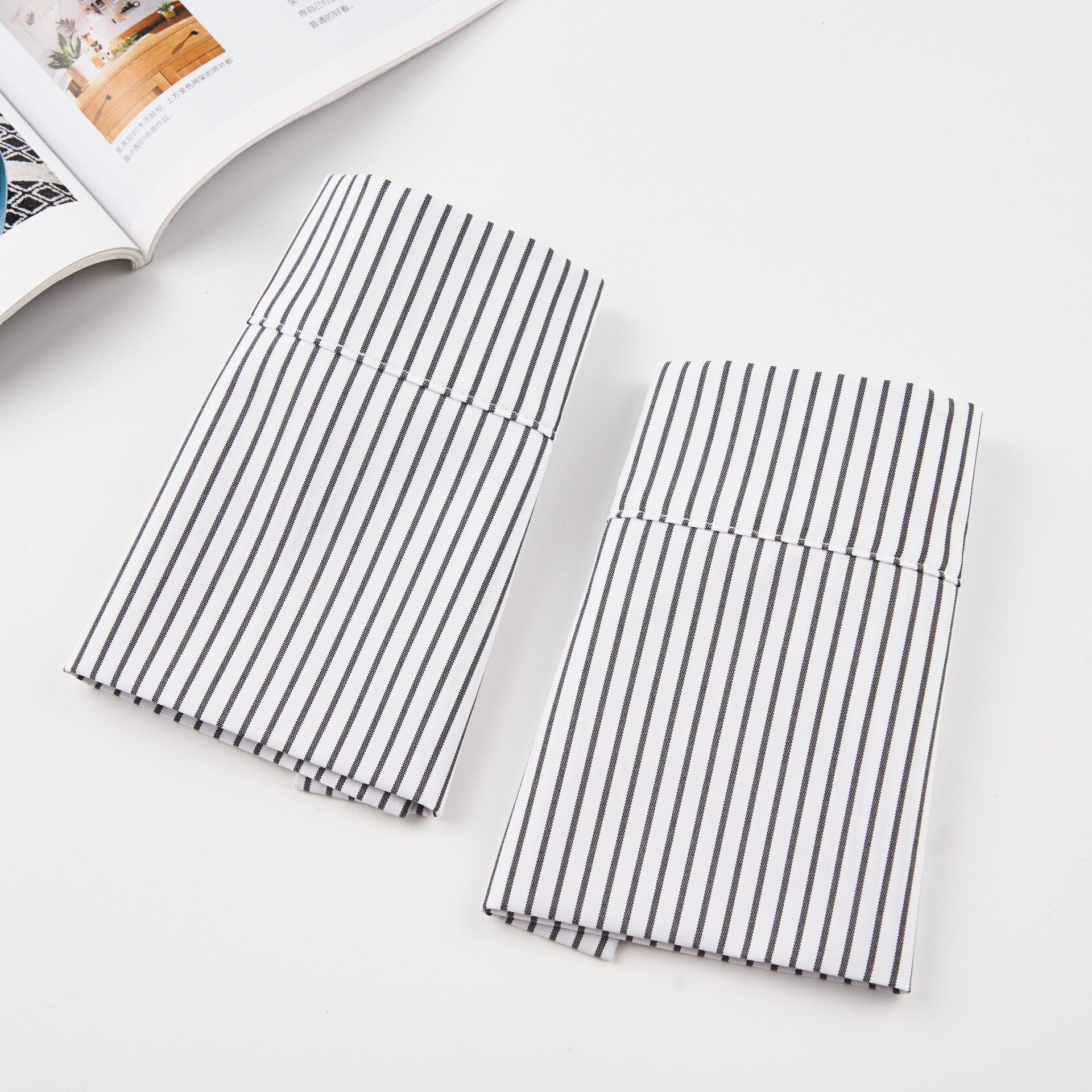 검은색 줄무늬 소매