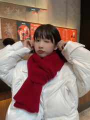 赤いマフラーの女性の冬の韓国版の百合insの潮の純色のカップルは首の男性の冬の気質の復古を囲んで白い日系を現します。