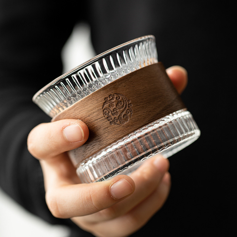 Taza de té de vidrio de borosilicato de patrón vertical con aislamiento de anillo de madera taza de té hogar personal pequeño tamaño Kung Fu