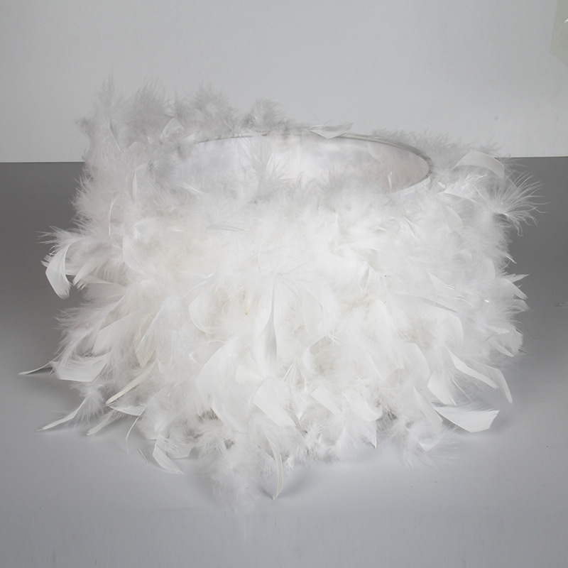 Lámpara de pie cubierta de plumas dormitorio moda creativa hecha a mano pluma pantalla lámpara de mesa pantalla fábrica al por mayor