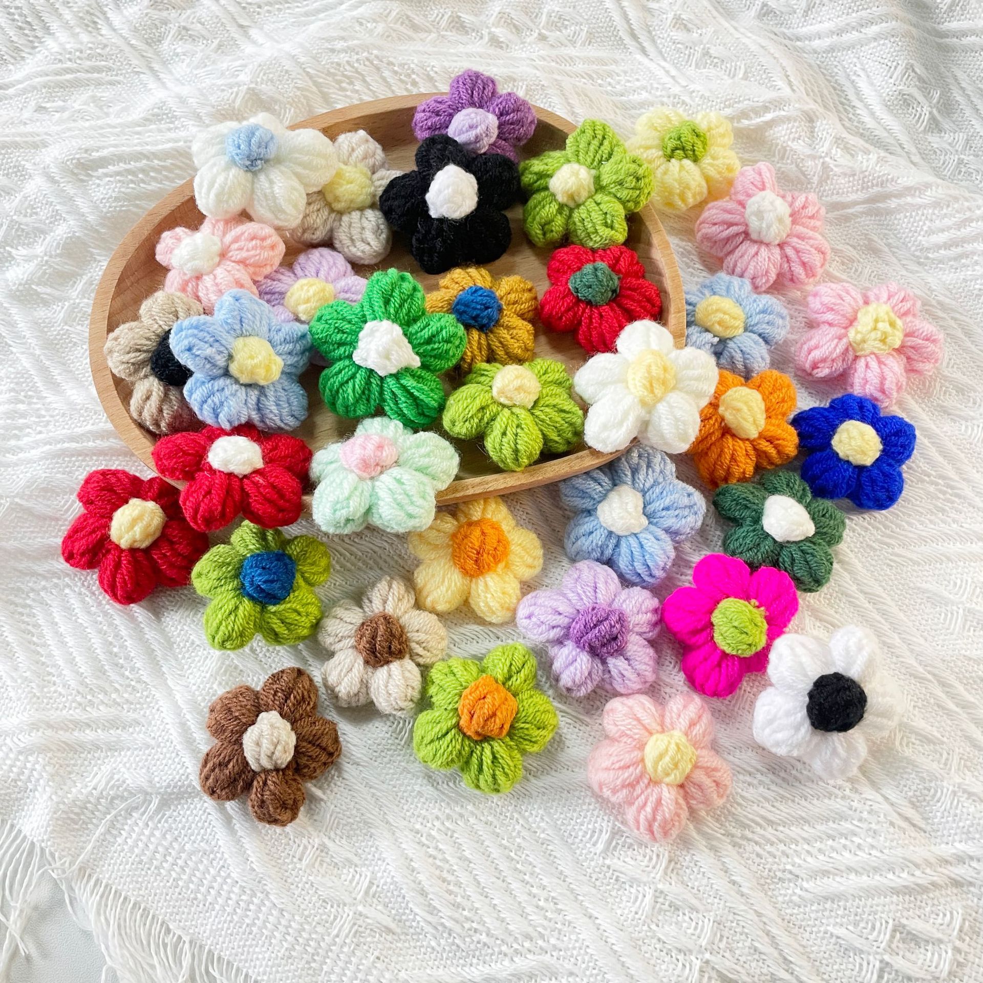 Hand-made wool flower hand-woven flower crochet flower clothing accessories in stock milk cotton wool puff flower
