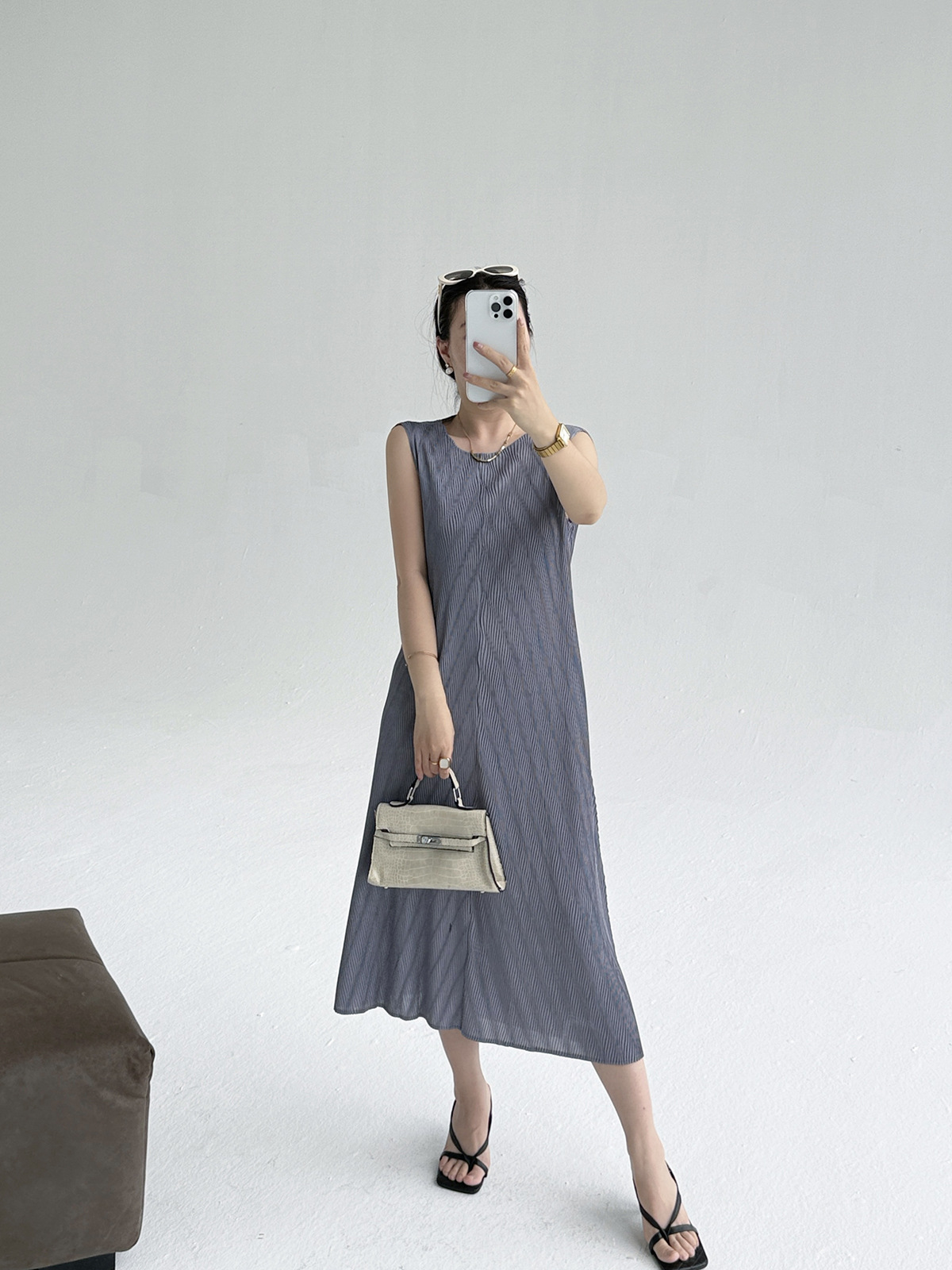 Đầm maxi nữ không tay cổ tròn chất liệu nhăn phong cách hiện đại — màu đen