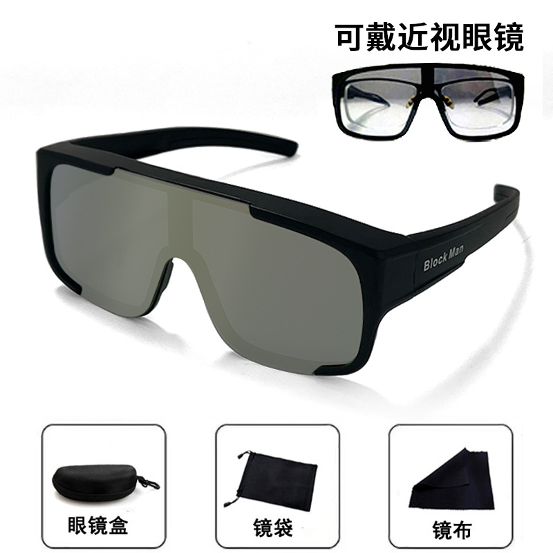 Серый лист в черной рамке