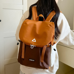 個性的なファッションは色のリュックサックにぶつかります。