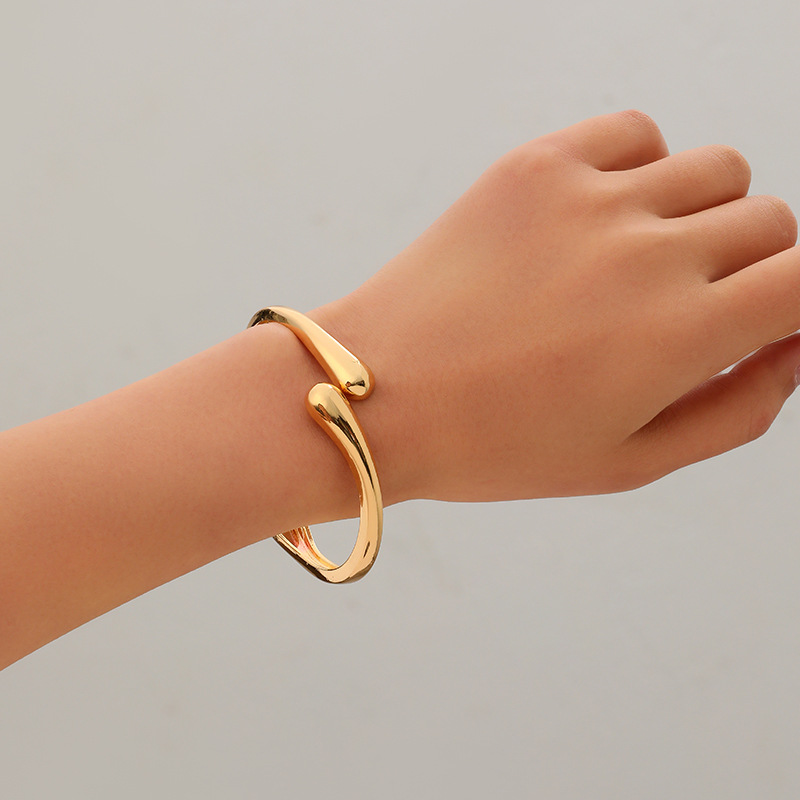 Joyería popular transfronteriza europea y americana, simple y moderna, pulsera de metal hueca de borde ancho, única y llamativa.