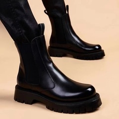 冬の新型のマーティンブーツの男性の高い靴の中でショートブーツの屋外の男性のブーツの背が高くなります。