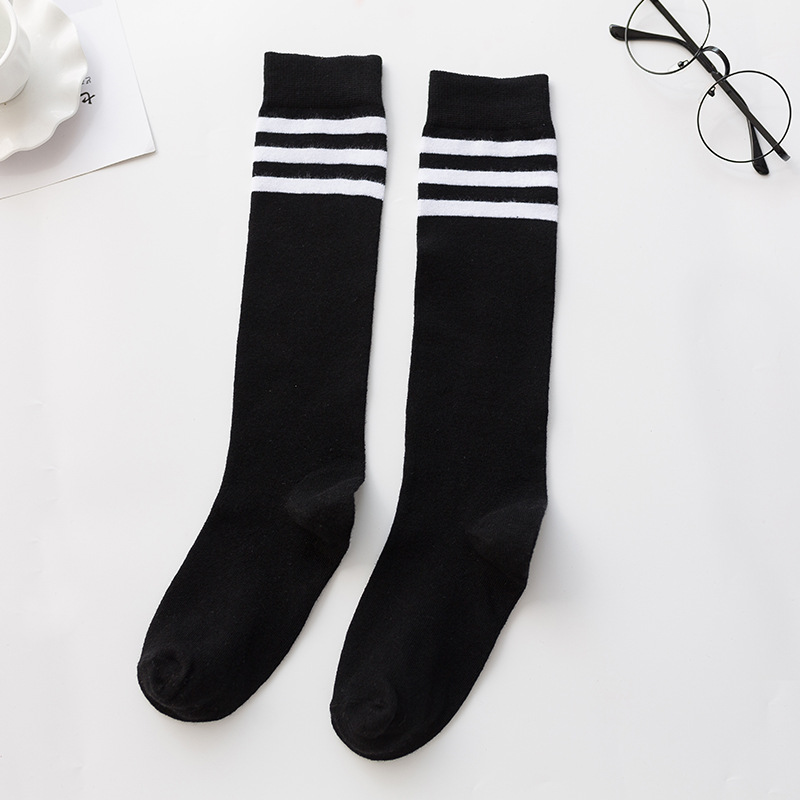 Calcetines de la pantorrilla de las mujeres dos o tres barras rayaron los altos calcetines del algodón estilo preppy llano blanco y negro Otoño e Invierno calcetines del estilo de JK al por mayor image 6