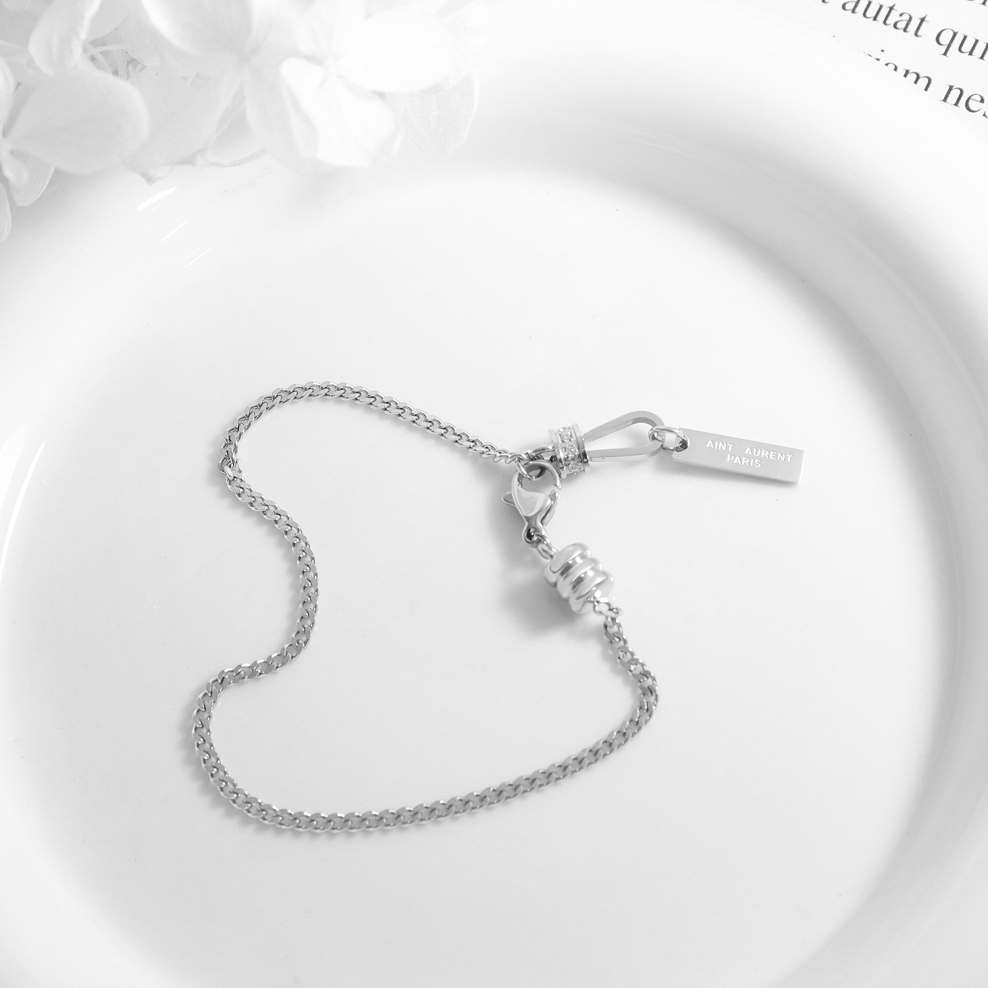 韓系はジルコンをはめ込んで字の方のブランドのペンダントのブレスレットを彫ります。