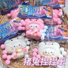 小紅の本の同じタイプのブタのウサギはつまみます。かわいいウサギのおもちゃはおもちゃの泥の手触りを解凍してアイデアの卸売りを発散します。